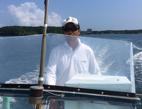 船の操縦はベテランの漁師さんなので安心です。