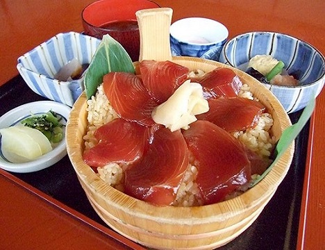 午餐為您準備本地特有的名產料理「鄉土什錦壽司」