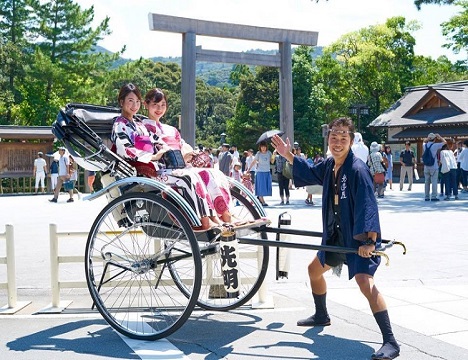 從旅館到伊勢神宮(外宮), 準備了以人力車作為交通移動工具