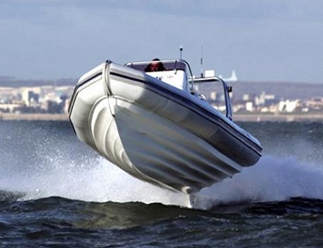 欧州生まれのRIBボートは、高い浮力と柔軟性に優れ抜群の安全性を誇ります