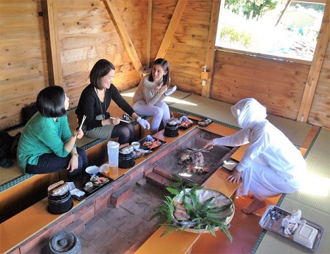 晚餐帶您來到只有在這個地區才有的「海女小屋」, 豪邁的品嚐海鮮燒烤風味料理