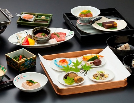 在旅館內享用晚餐