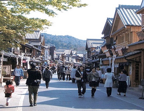 在內宮前的這座繁榮興盛的城鎮, 保留了江戶和明治時代的傳統木造建築景觀, 有著許多